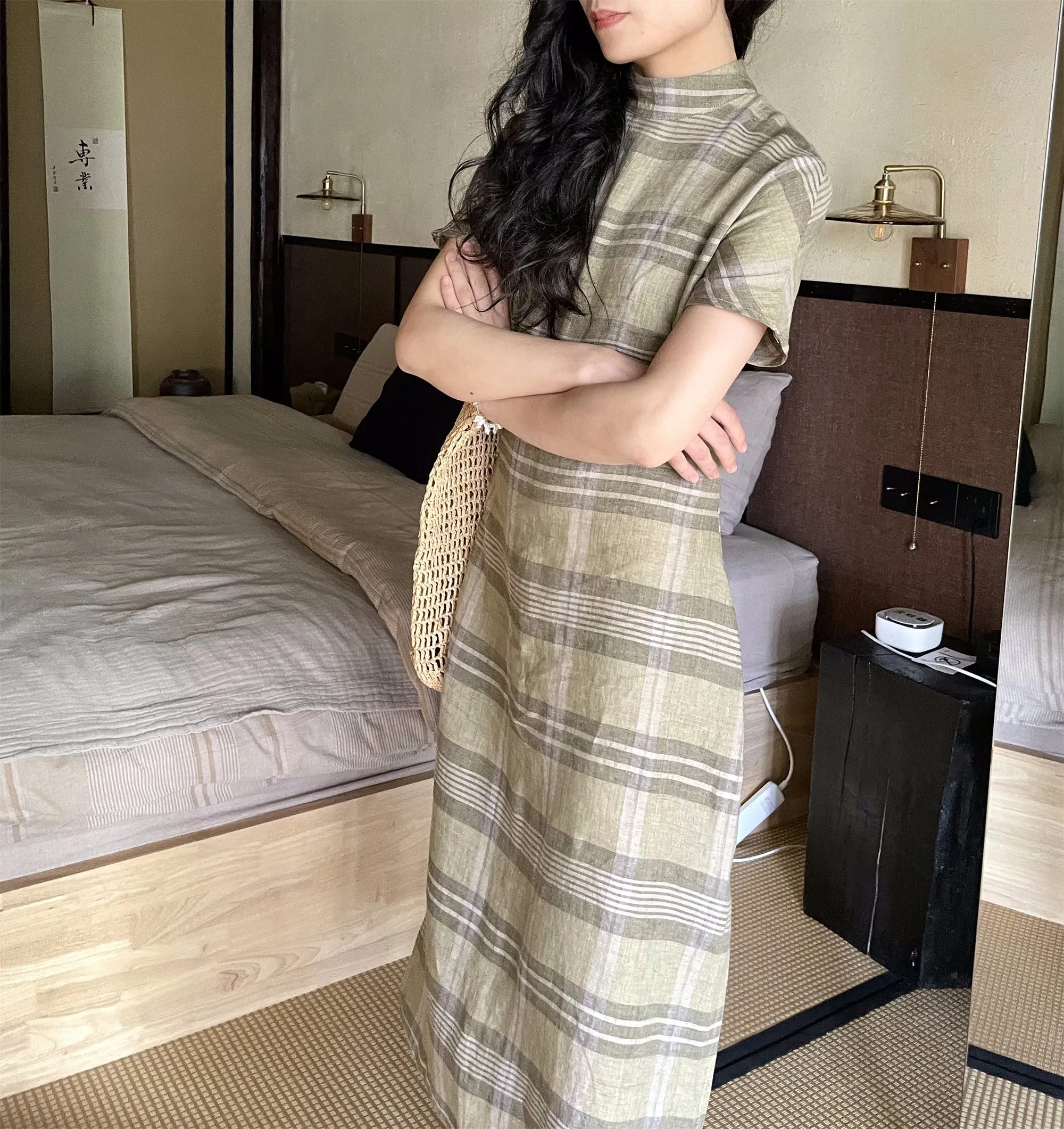Waiting for Leisure 山月等闲 1930s Inspired Pure Linen Flannel Bottleneck Qipao