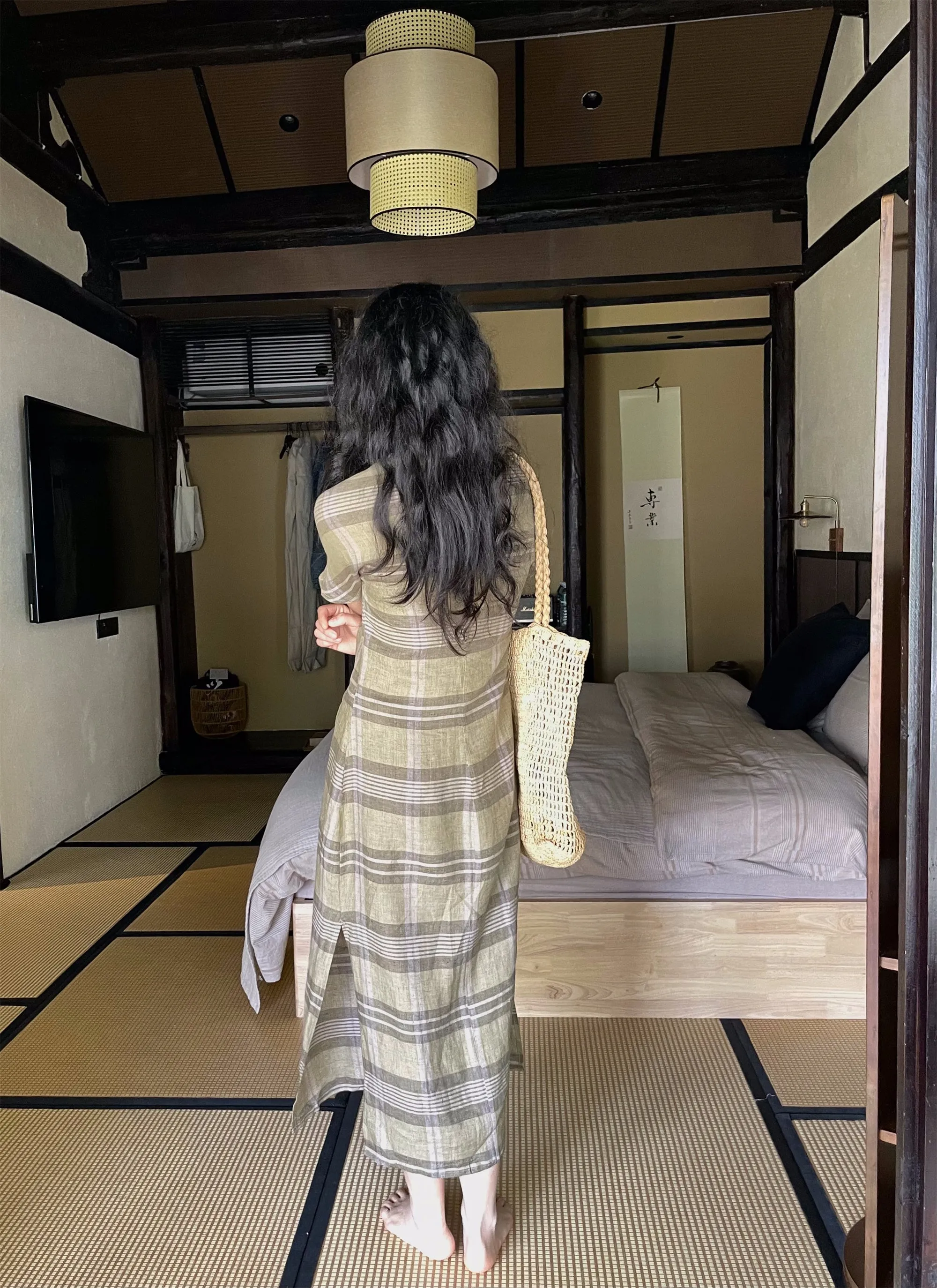 Waiting for Leisure 山月等闲 1930s Inspired Pure Linen Flannel Bottleneck Qipao